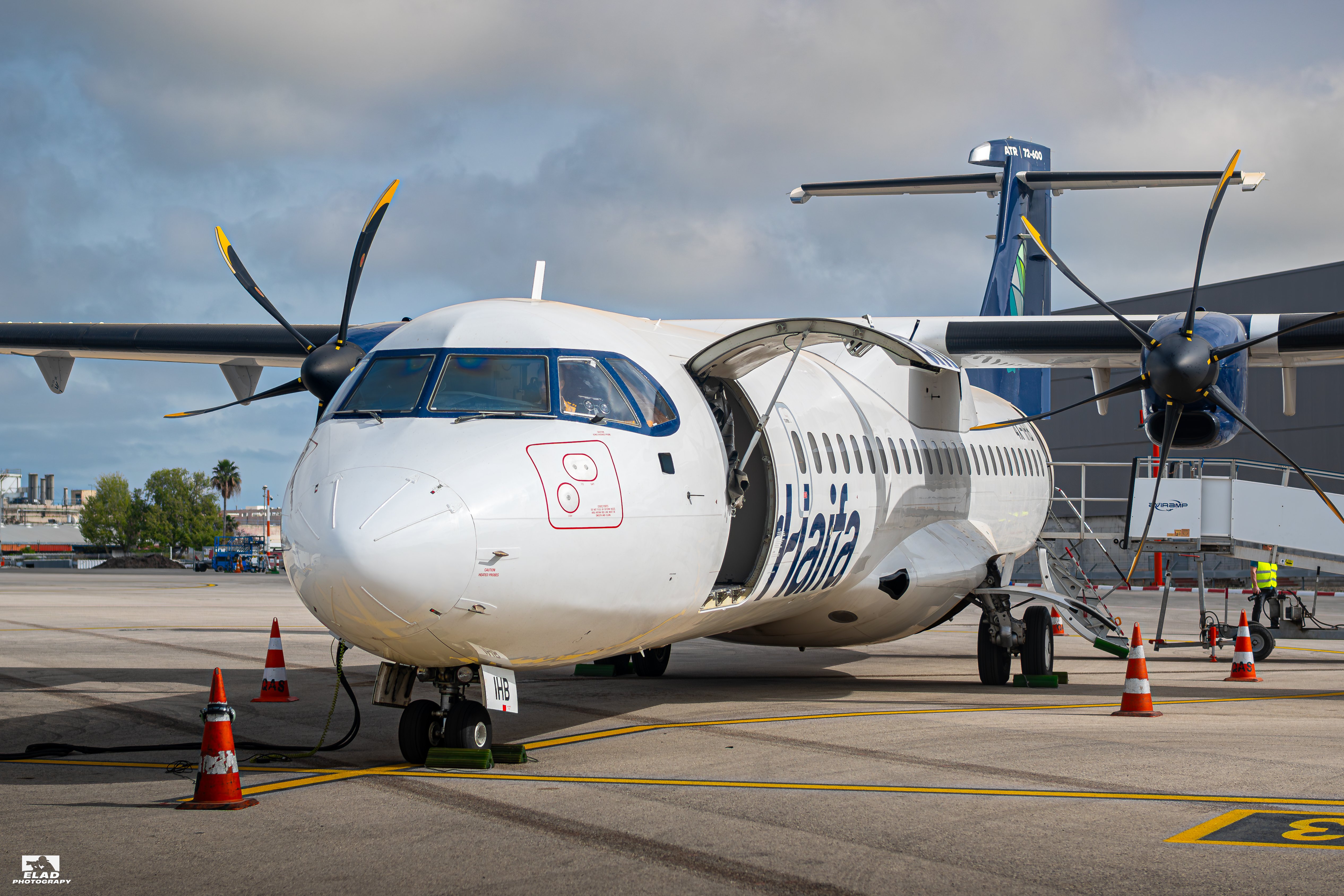 4X-IHB חונה בשדה התעופה חיפה ATR-72-600